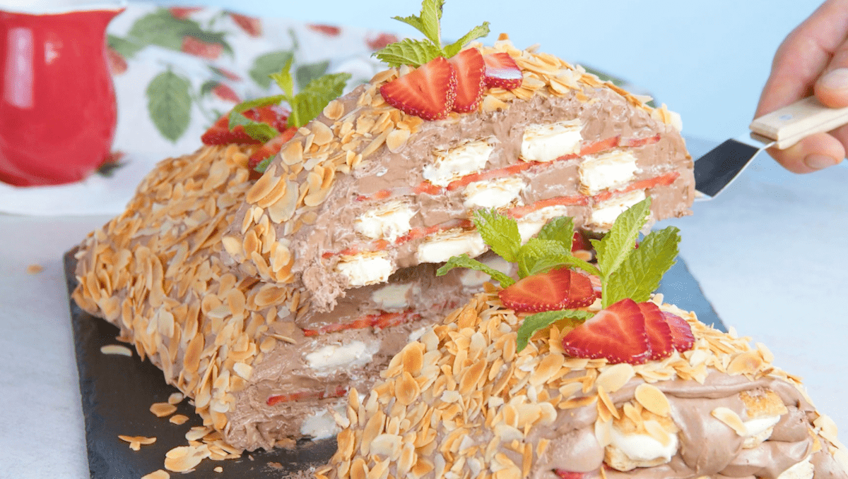 Schichtkuchen mit BlaÌˆtterteig, Schokomousse, Erdbeeren und gerÃ¶steten MandelblÃ¤ttchen