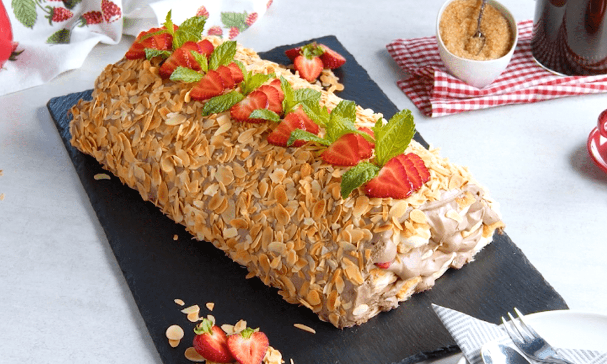 Ein Schichtkuchen mit Blätterteig, Schokomousse, Erdbeeren auf einer Schieferplatte.