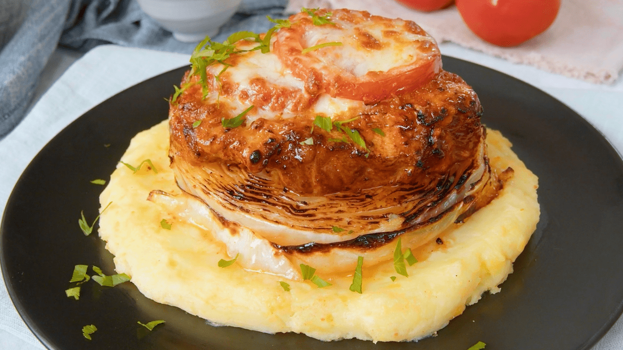 Schweinenacken-Weißkohl-Türmchen auf Stampfkartoffeln - Leckerschmecker