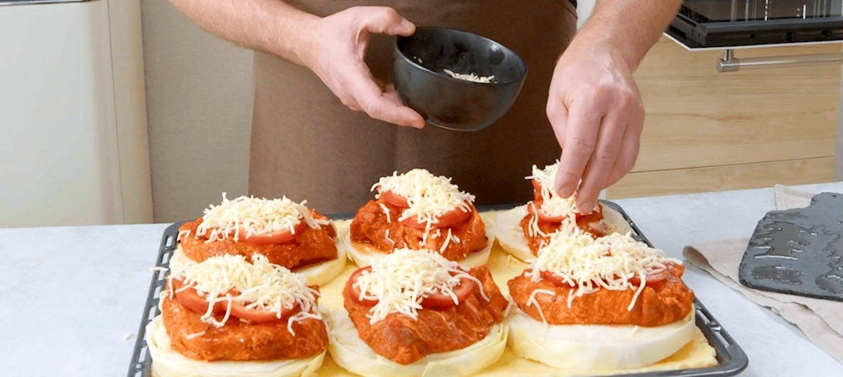 Schweinenacken, WeiÃŸkohl, Tomaten und Mozzarella auf Stampfkartoffeln