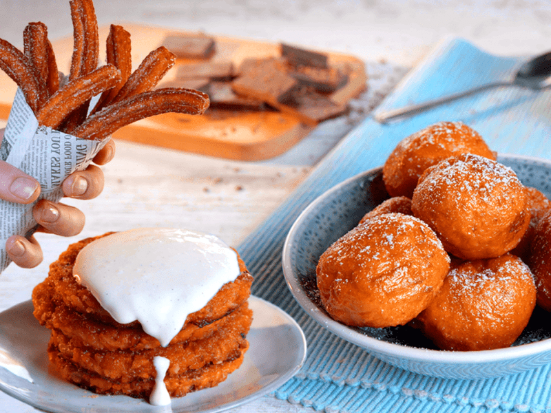 Drei Snacks aus Süßkartoffelpommes, serviert auf einem Bild.