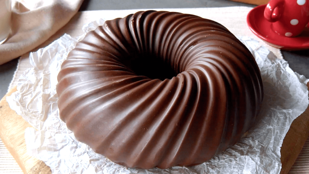 Kuchen mit Wow-Effekt: Tiramisu-Torte im Schokoladenmantel