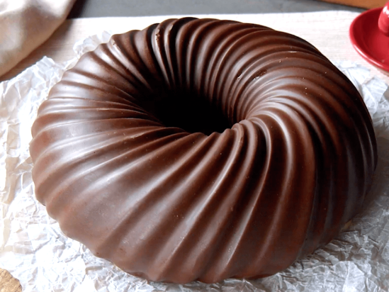 Dessert zum Verlieben: Tiramisu-Torte im knackigen Schokomantel