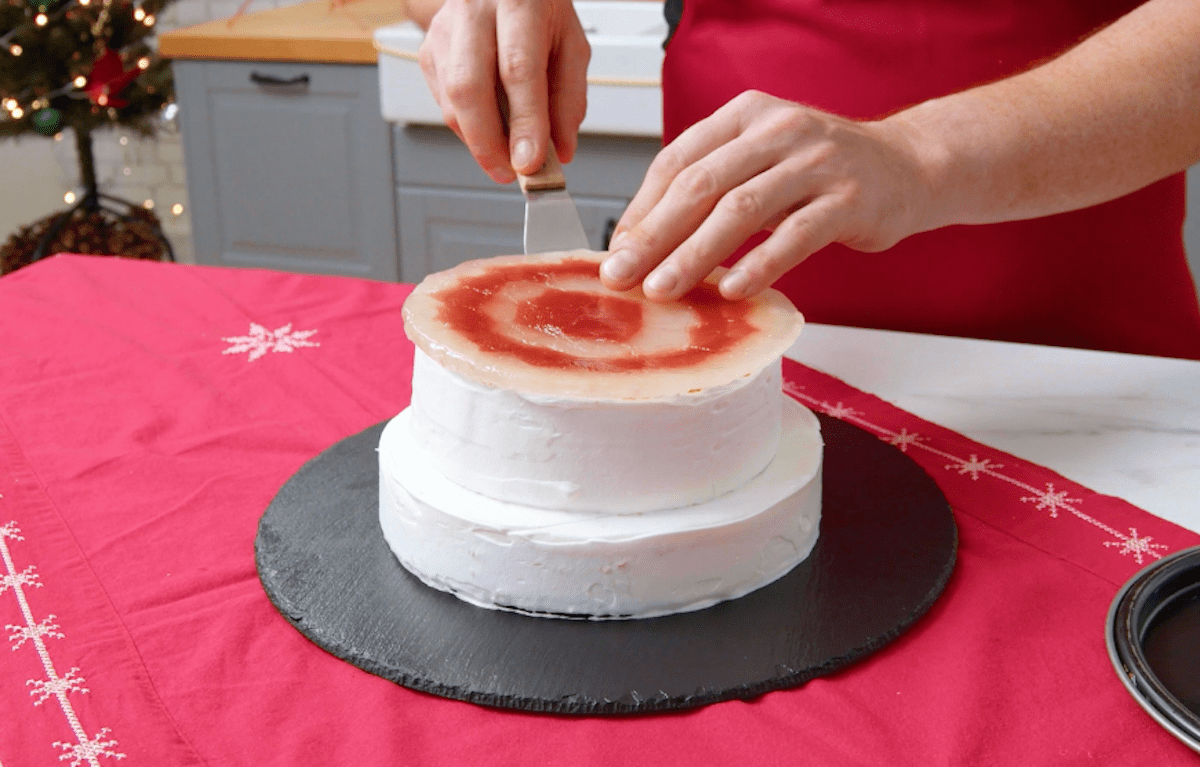 Eine Bonbonplatte wird auf einen Kuchenboden gelegt