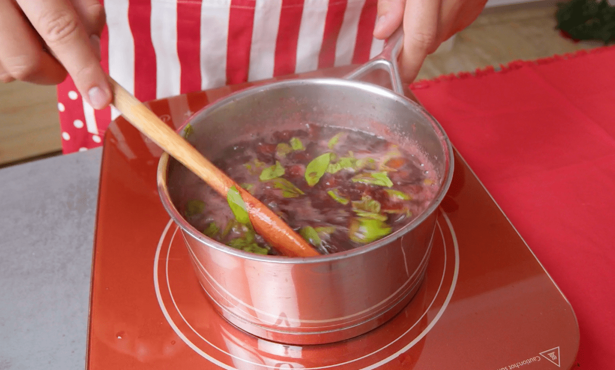 Pflaumensauce mit Basilikum in der Zubereitung