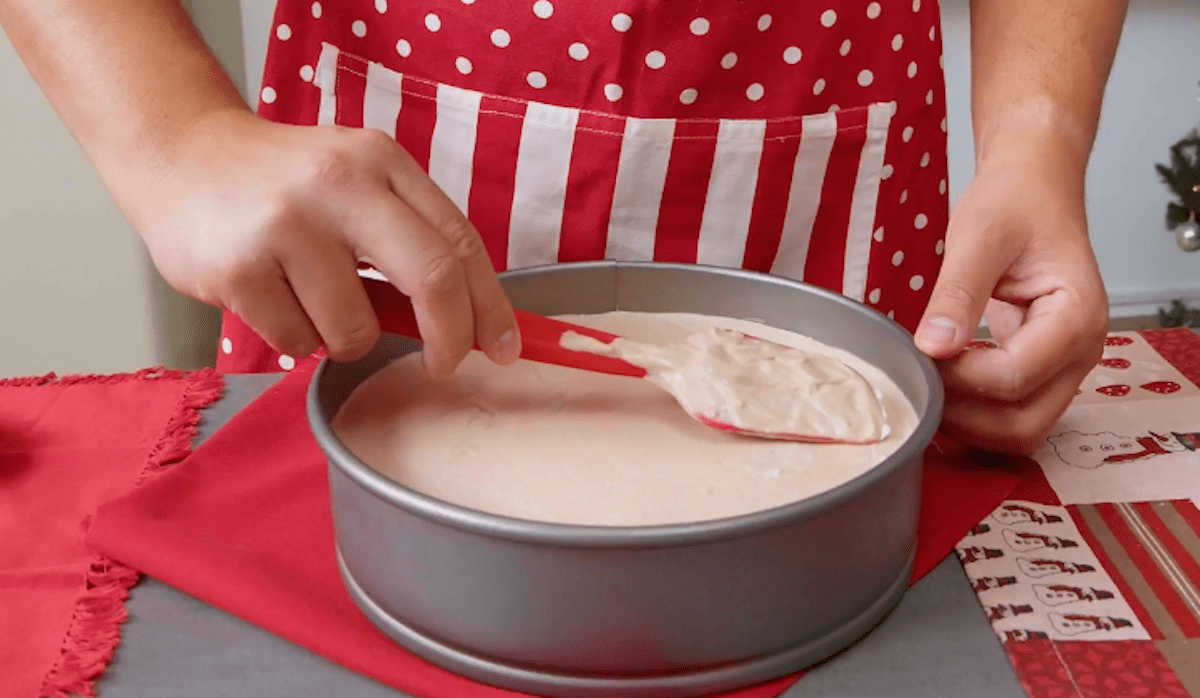 Eine Zimtmousse wird in einer Kuchenform glattgestrichen