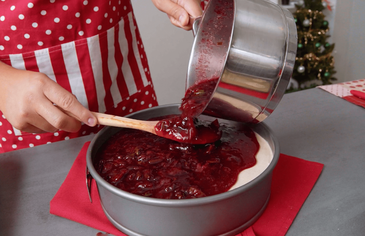 Pflaumensauce wird in eine Kuchenform gegeben