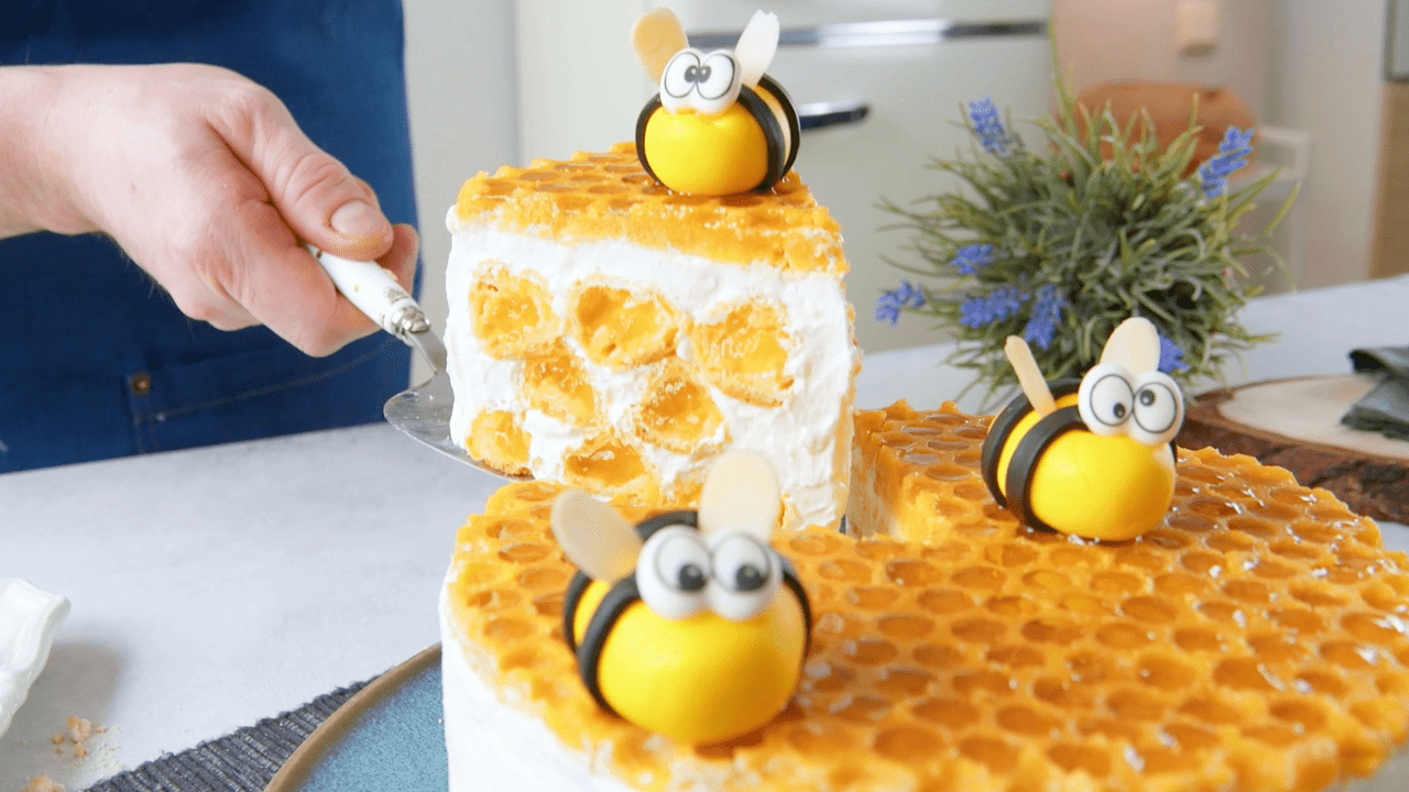 Cremige Windbeutel-Torte mit Frischkäsecreme und Honig - Leckerschmecker