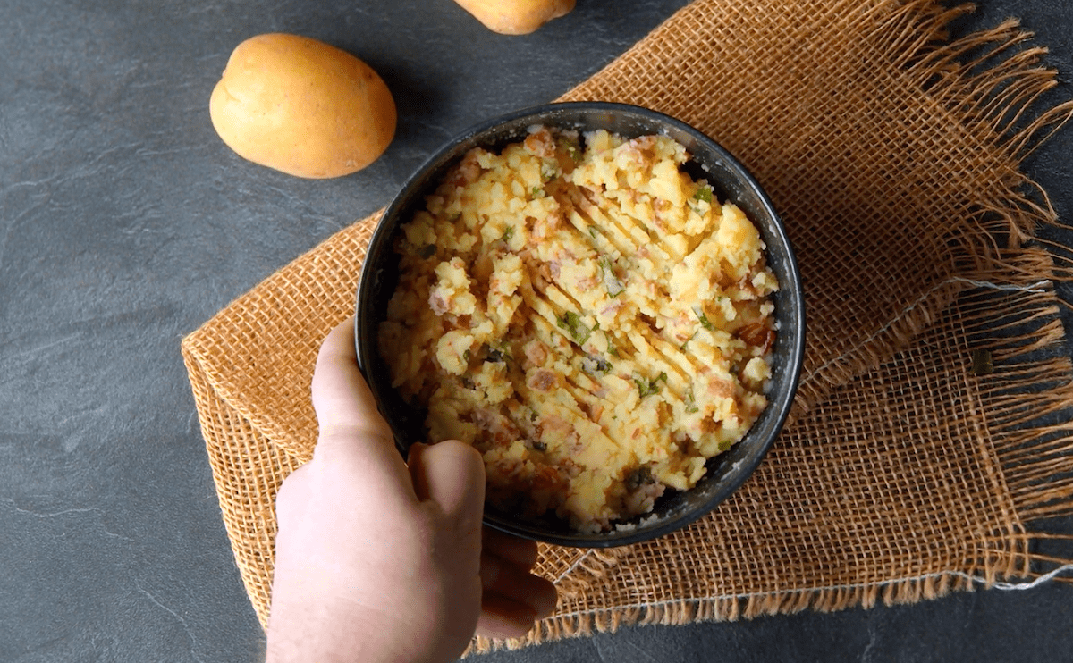 Draufsicht auf eine Schüssel, die mit Kartoffelpüree gefüllt ist