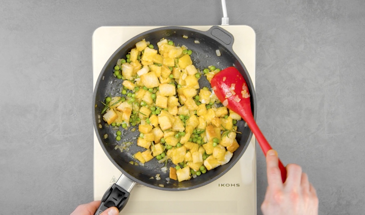 ToastwÃ¼rfel, Rosmarin und Zwiebeln in einer Pfanne