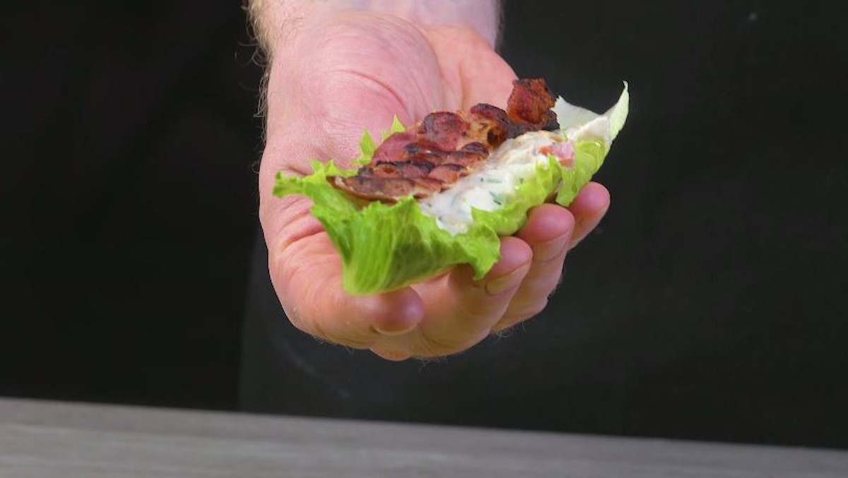 Salatblatt wird mit Bacon und HÃ¤hnchensalat gefÃ¼llt