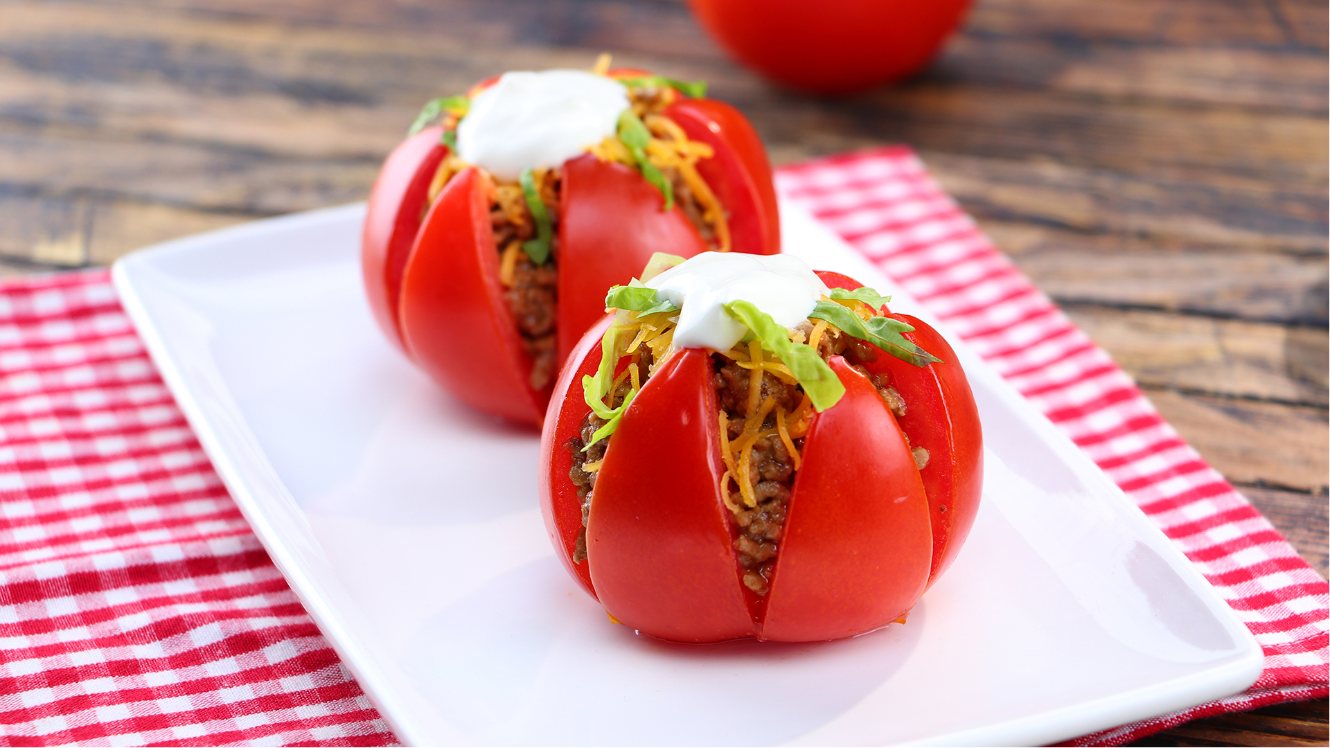 Tomaten, gefüllt mit Hackfleisch und Käse – ein mexikanisches Rezept ...