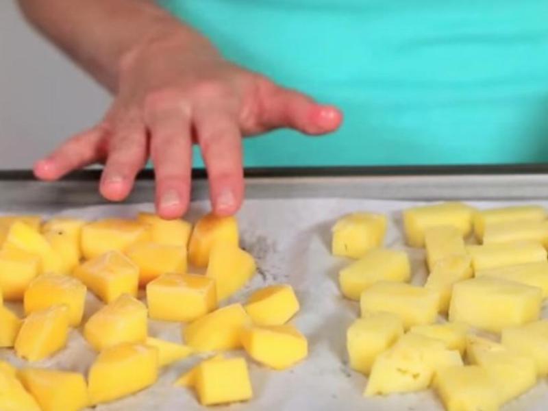 Frühstücks-Smoothies: ein Blech mit klein geschnittener Mango.