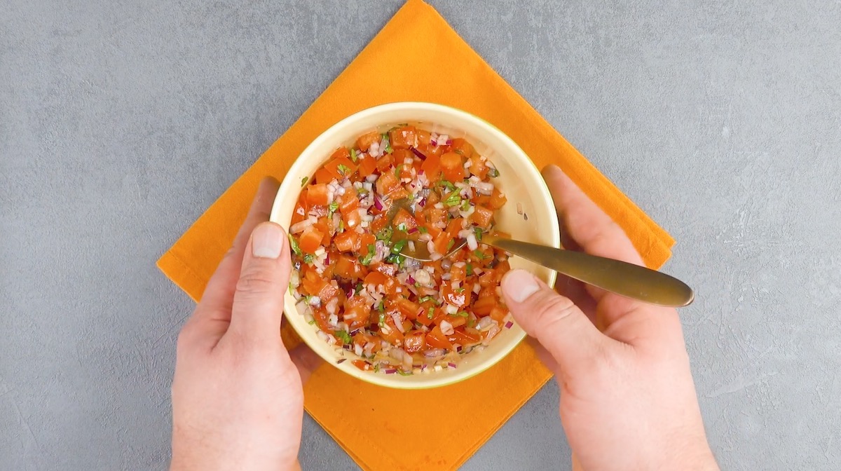 Bruschetta in einer SchÃ¼ssel mit LÃ¶ffel