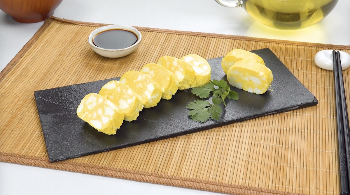 Eier-Sushi auf Schieferplatte