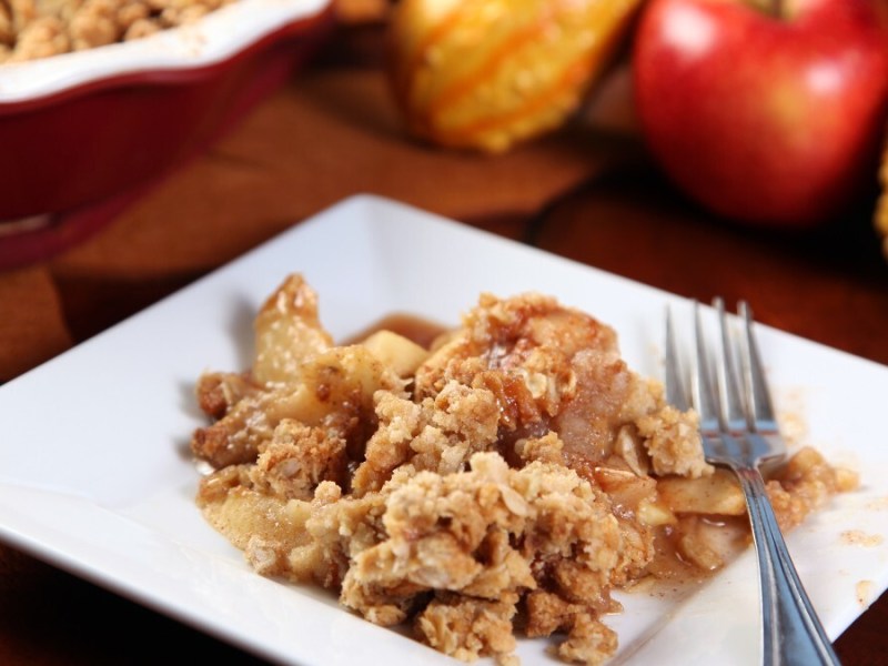 Eine Portion Apfel-Crumble auf einem Teller