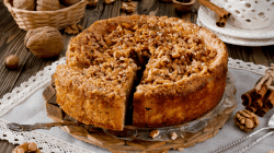 Apfel-Walnuss-Kuchen, serviert auf einem runden Blech.
