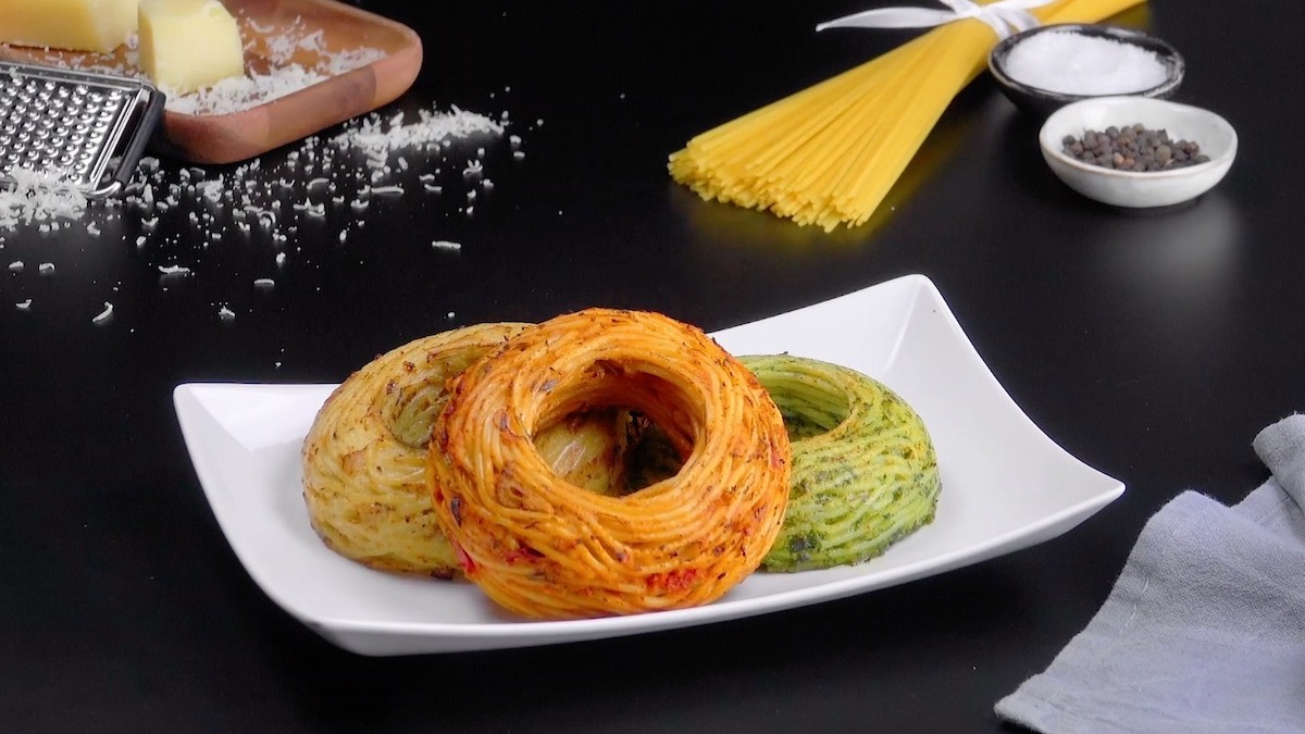 Snacks für die Karnevalsoarty: 3 Pasta-Donuts auf einem weißen Teller