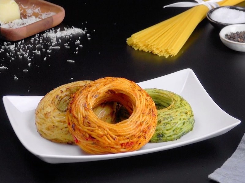 Snacks für die Karnevalsoarty: 3 Pasta-Donuts auf einem weißen Teller