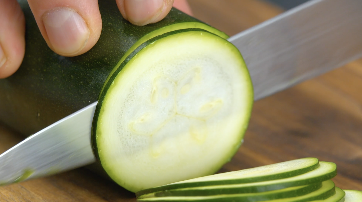 Zucchini wird in Scheiben geschnitten