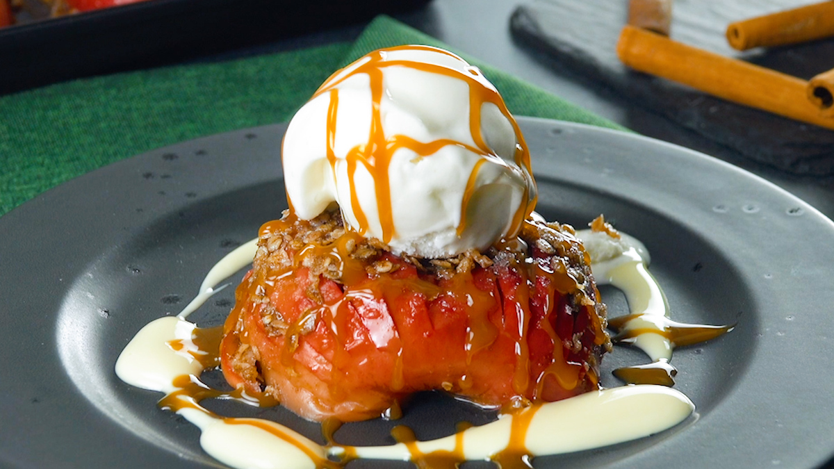 Apfel Ã  la Hasselback mit einer Kugel Vanilleeis