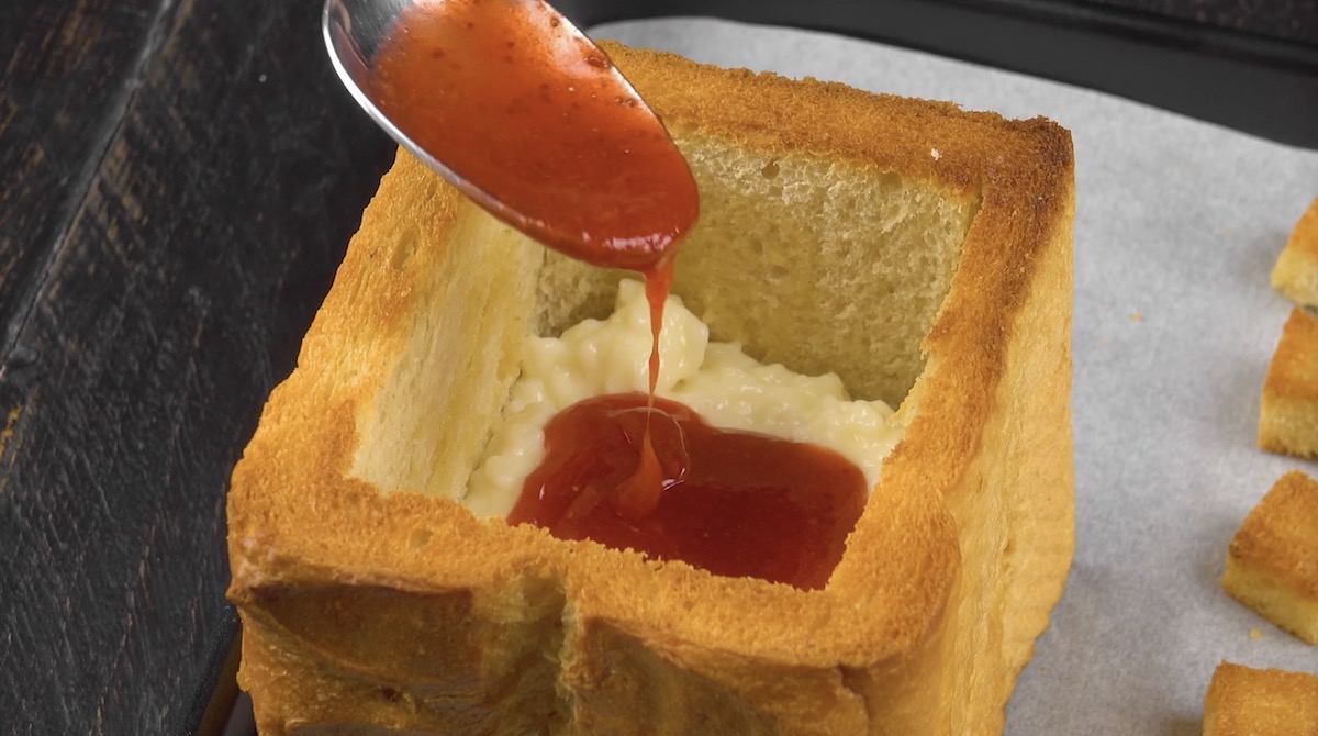 Toast-Quader wird mit Milchreis und ErdbeerpÃ¼ree gefÃ¼llt