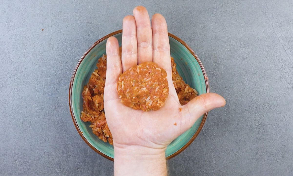 Hackfleisch-Reis-Boulette auf HandflÃ¤che