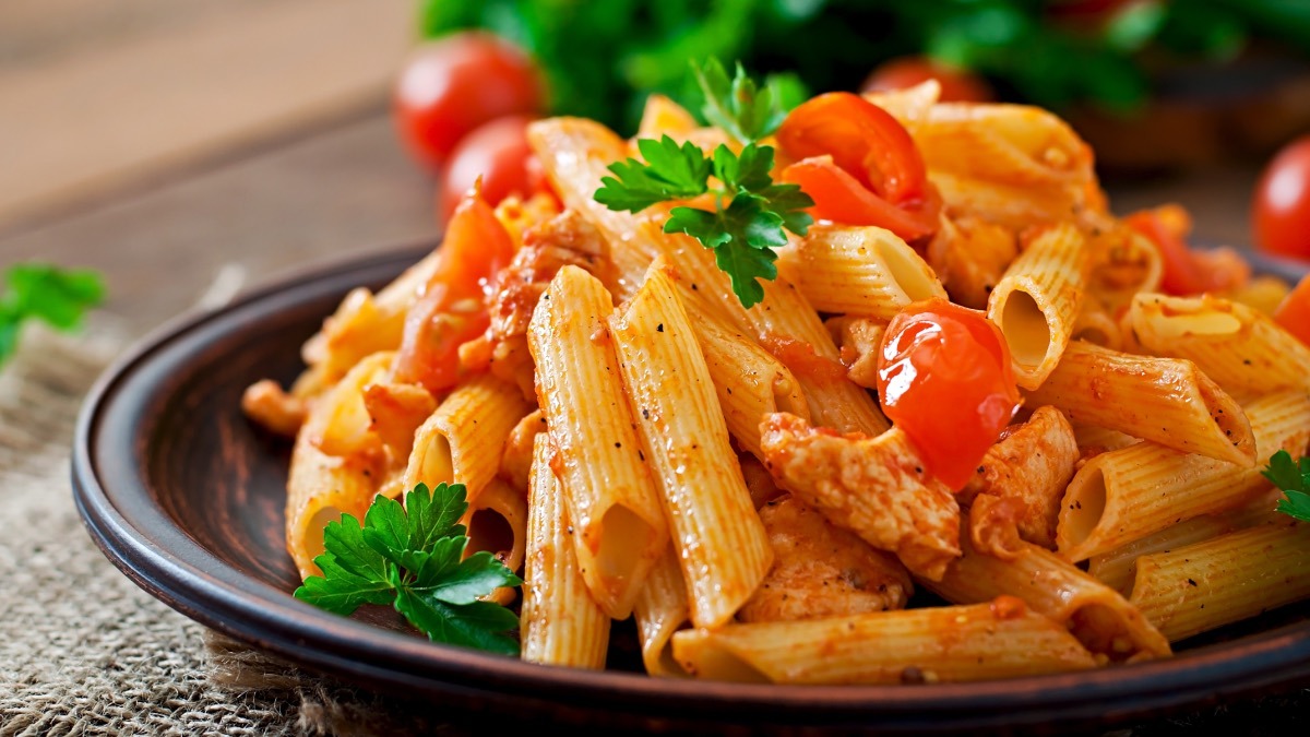 Ein Teller mit Balsamico-Hähnchen-Pasta