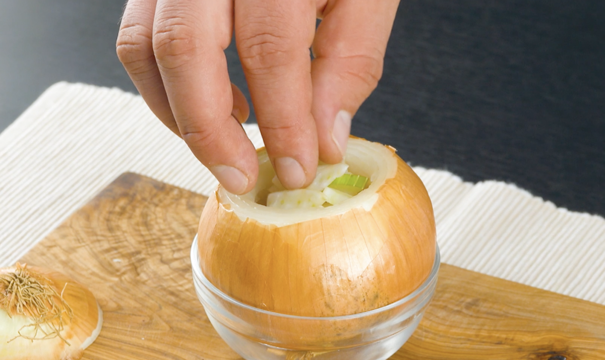 Zwiebel wird mit klein geschnittenem Fenchel gefÃ¼llt