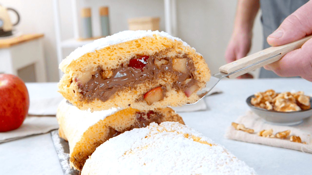 Fluffige Biskuitrolle mit süßen Äpfeln und Schokocreme - Leckerschmecker
