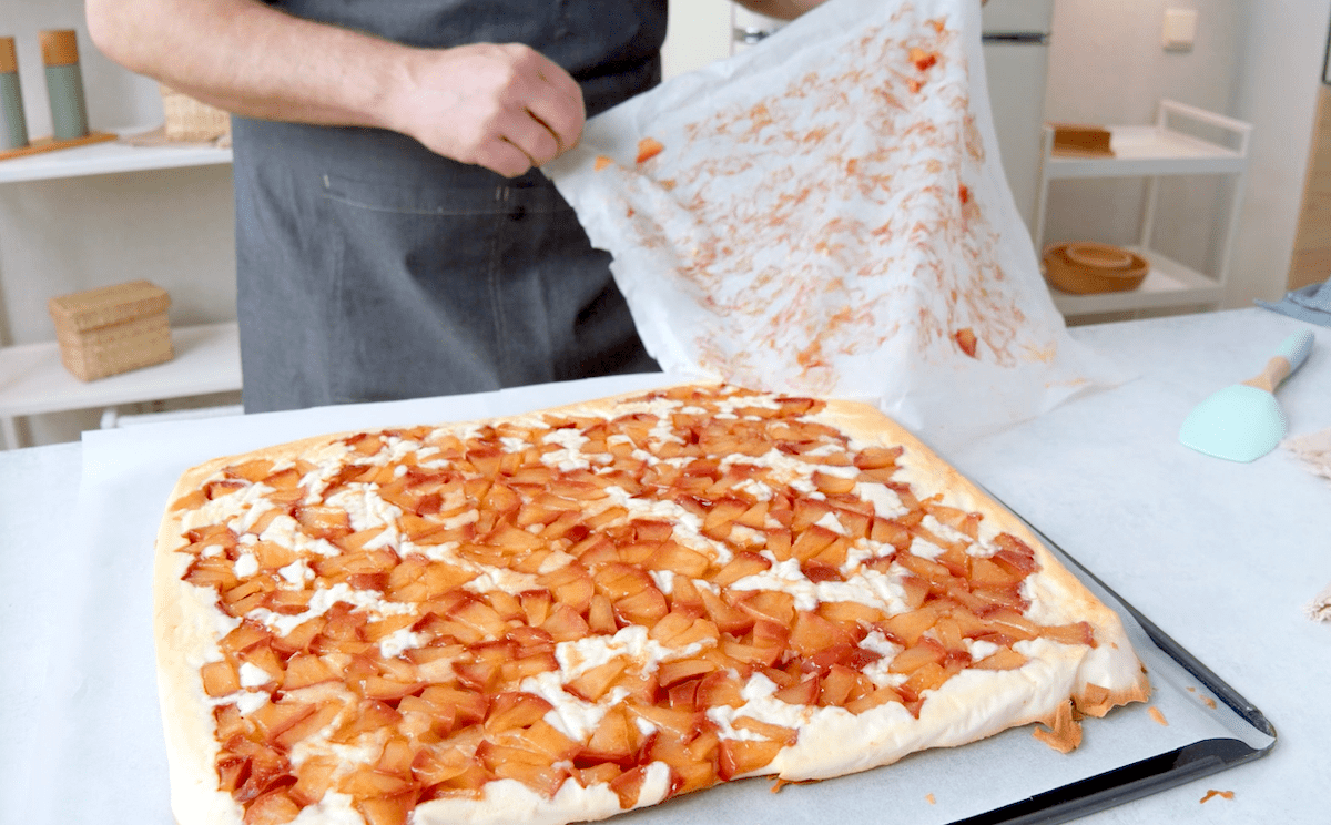 Biskuitteig mit Äpfeln, nach dem Backen