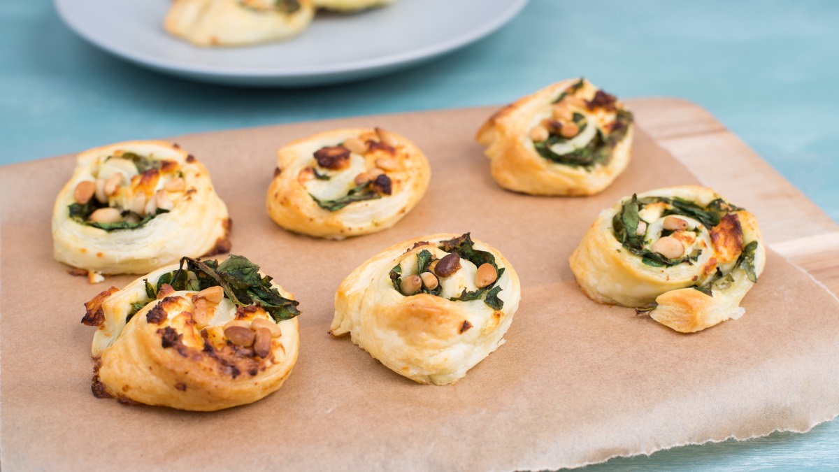 Feta-Blätterteigrollen - Leckerschmecker