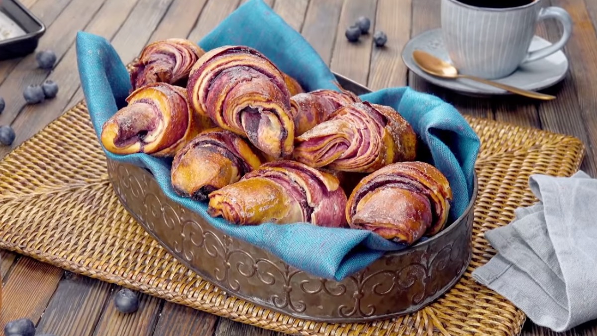 Knusprige Blaubeer-Croissants in einem Brotkorb.