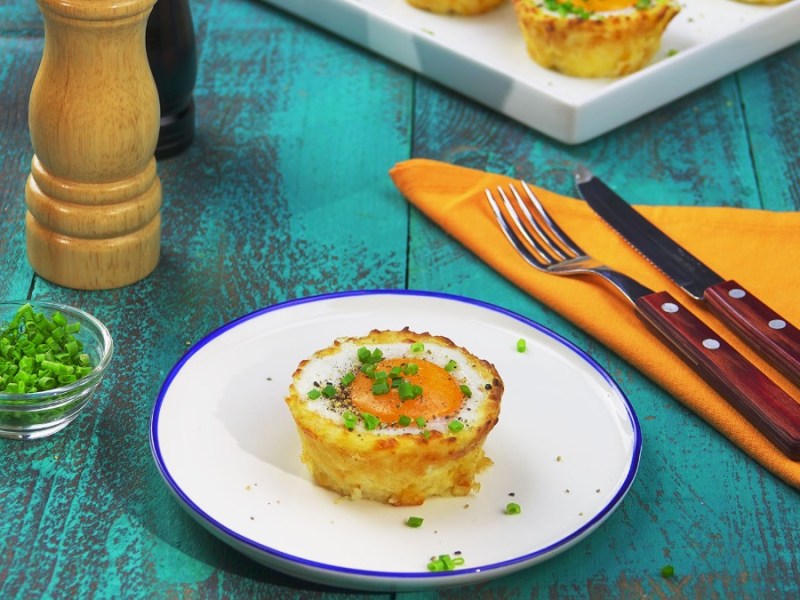 weißer Teller auf blauem Untergrund mit Blumenkohl-Muffin