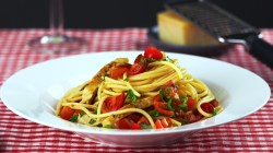 Eine Portion Bruschetta-Spaghetti in einem tiefen Teller.