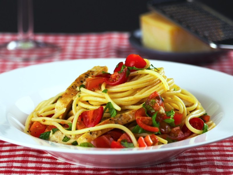 Eine Portion Bruschetta-Spaghetti in einem tiefen Teller.