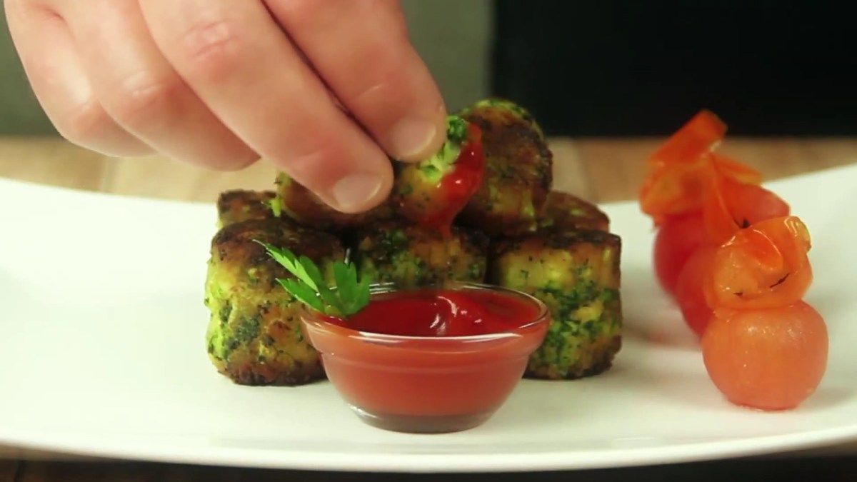 Teller mit Brokkoli-Kroketten und Schälchen mit Dip.