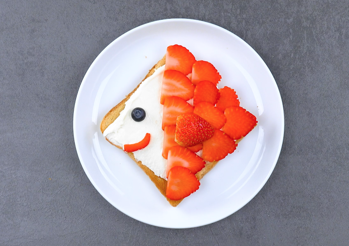 Ein Fisch aus Toastbrot, FrischkÃ¤se und Erdbeeren