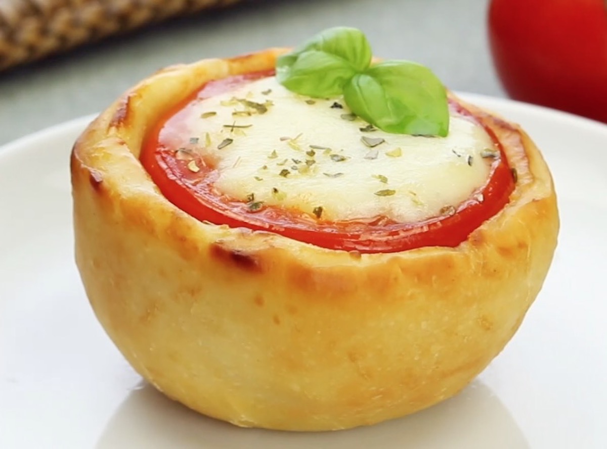 Eine gebackene KÃ¤se-Tomate in Pizza-Teig