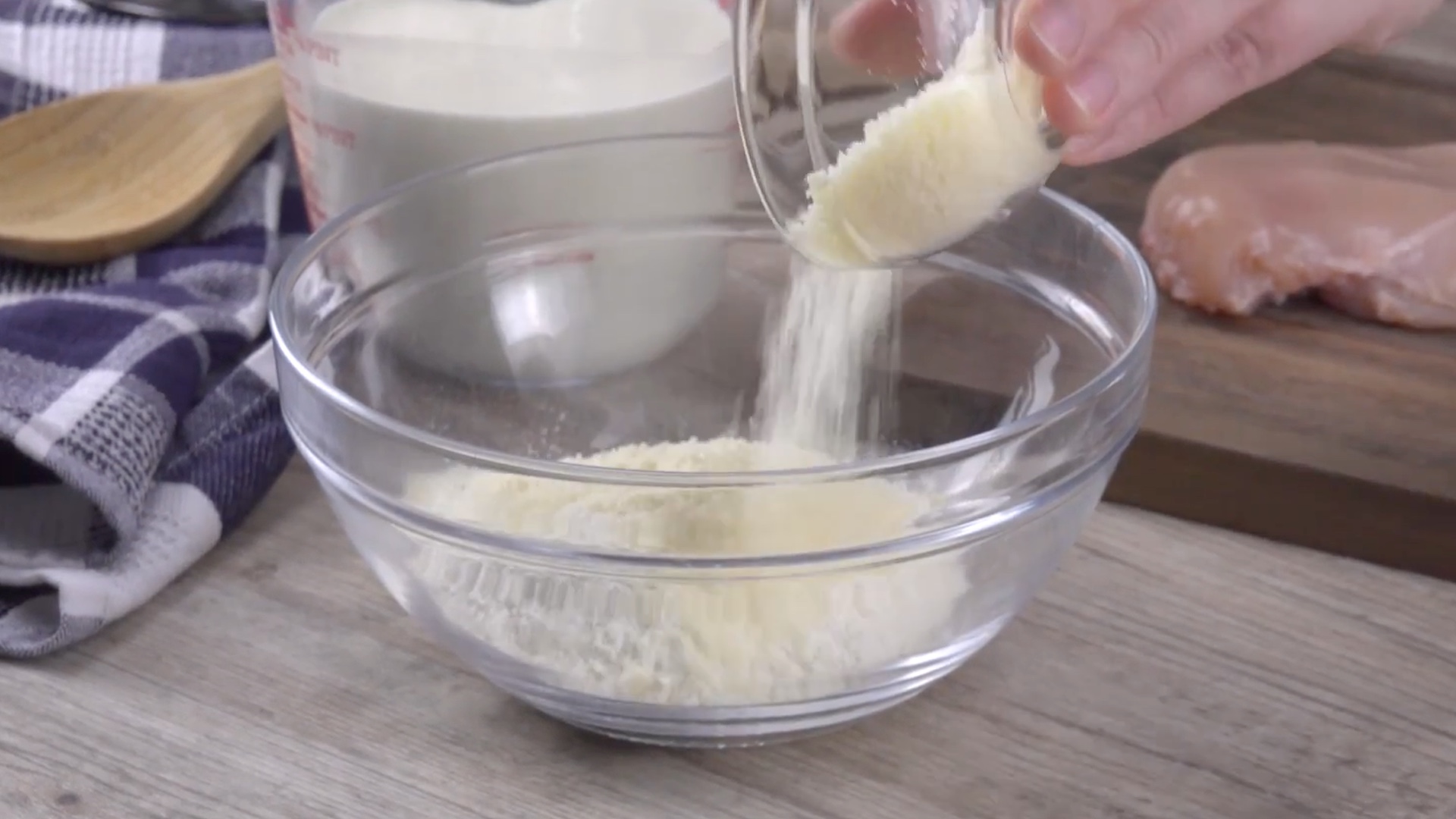Parmesan wird zusammen mit Mehl in eine glÃ¤serne SchÃ¼ssel gegeben.