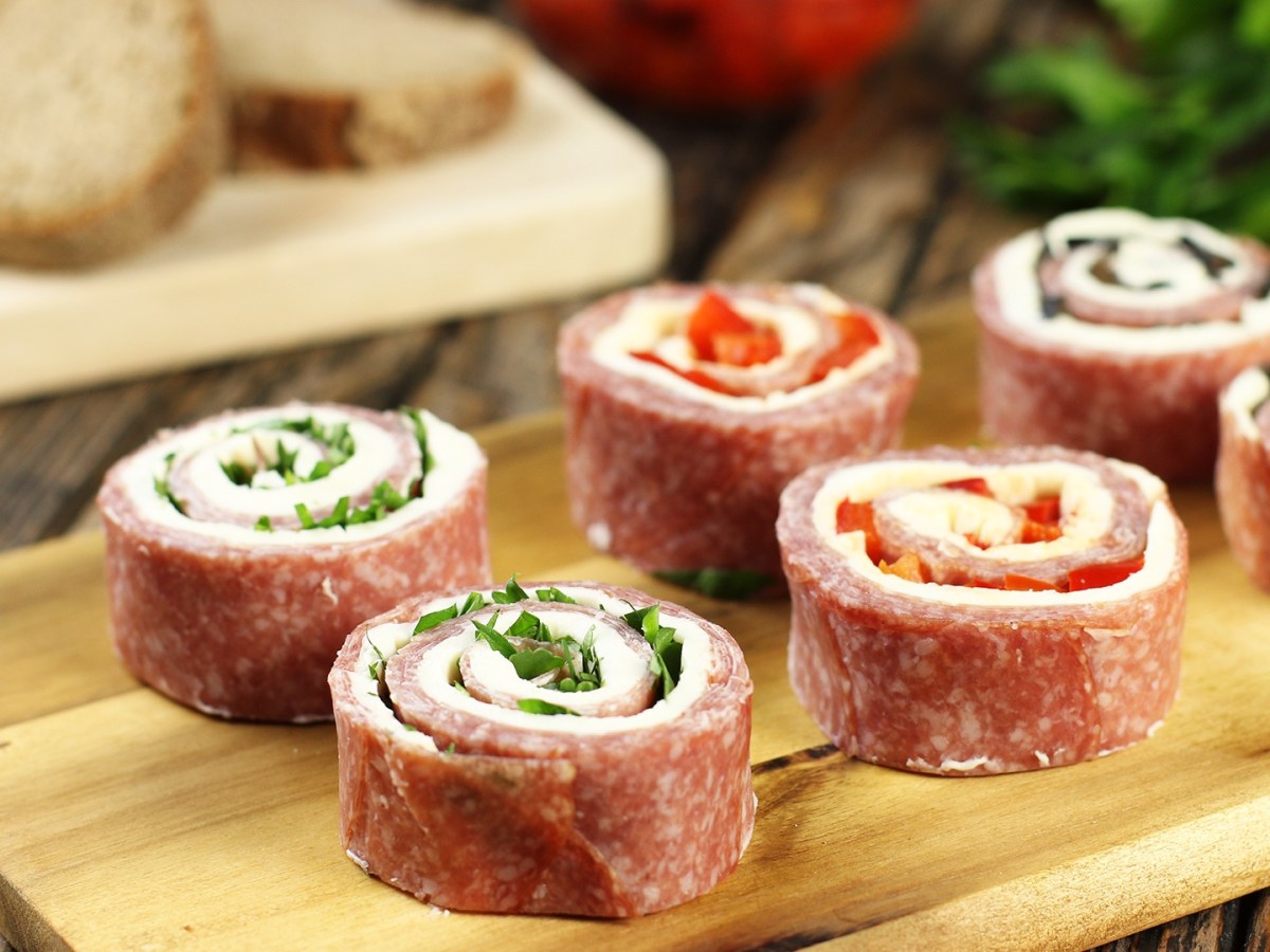 Salami-Frischkäse-Röllchen