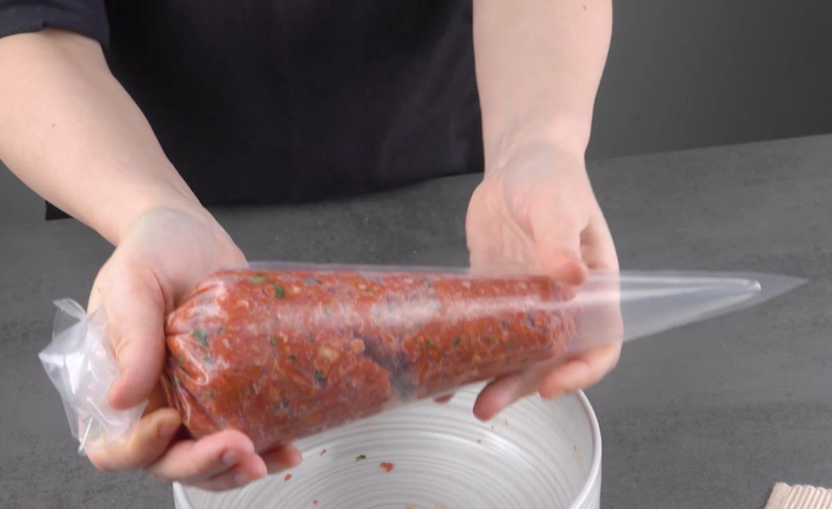 Hackfleisch wird in einen Spritzbeutel gefüllt