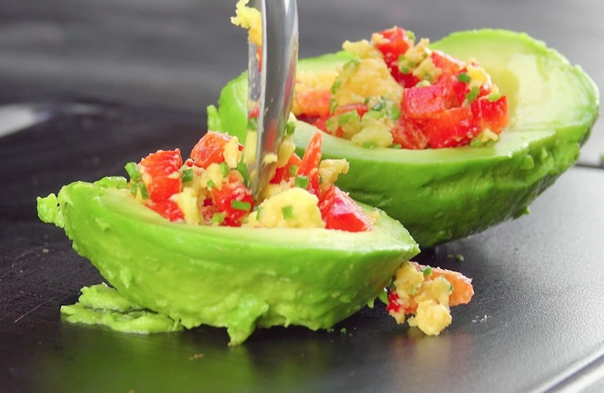 AvocadohÃ¤lften werden mit Paprika und Cheddar gefÃ¼llt