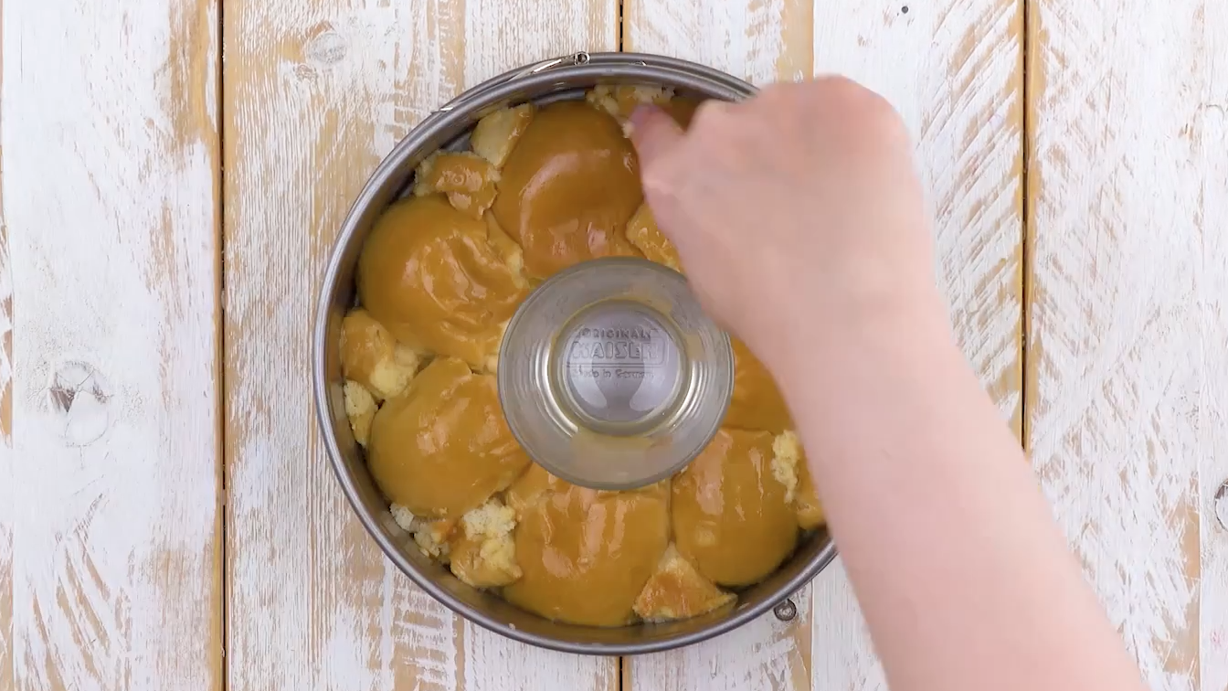 Milchbrötchen werden um ein Glas herum in Springform gelegt