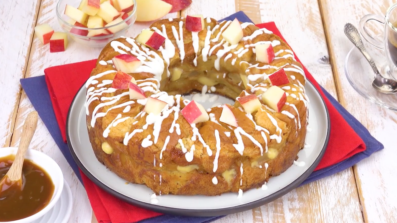 Milchbrötchen-Partybrot mit Pudding, Äpfeln und Zuckerguss