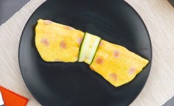 Schleifen-Omelette, serviert auf einem Teller.