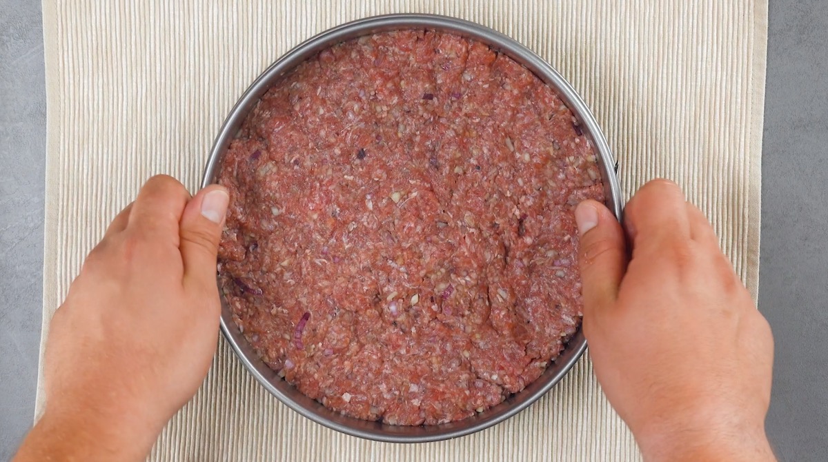 Hackfleisch wird in Springform gefüllt