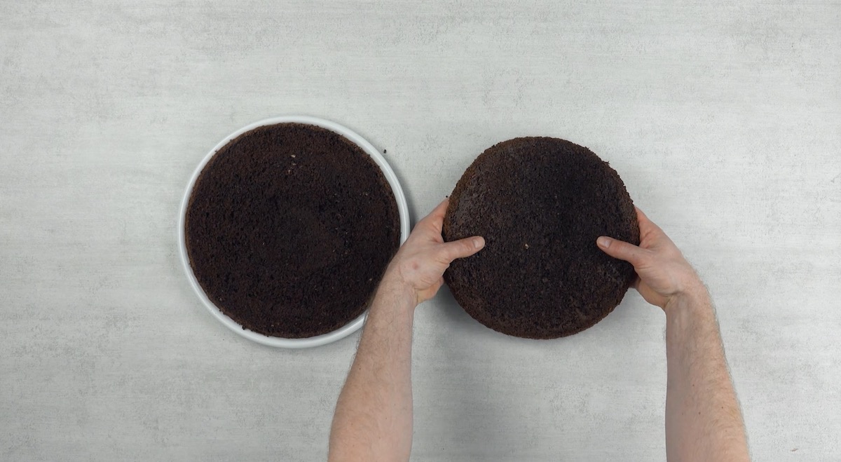 Ein Schokokuchen wird waagerecht in zwei gleich groÃŸe Scheiben geschnitten.