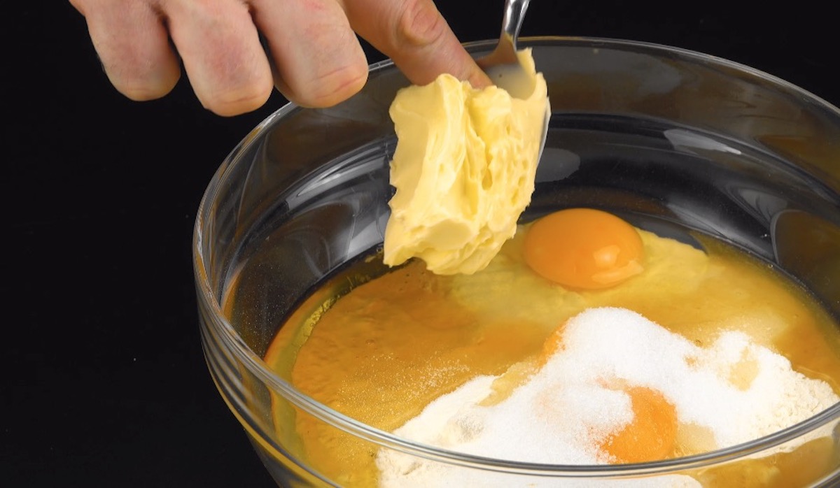 Weiche Butter wird zu restlichen Zutaten in SchÃ¼ssel gegeben