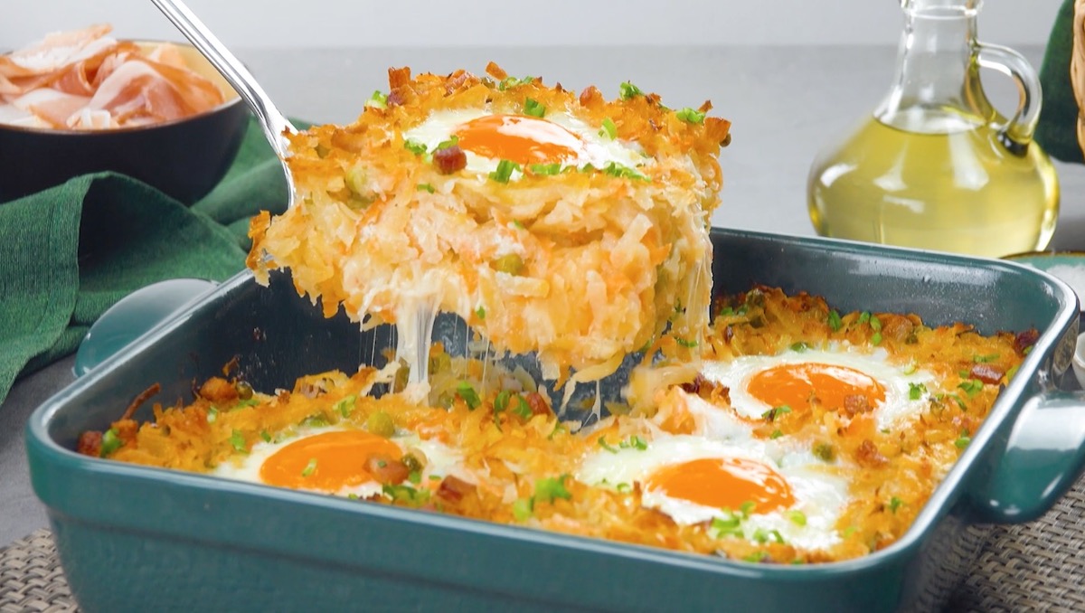 Knuspriger Kartoffelauflauf mit Spiegeleiern und saftigen Möhren ...
